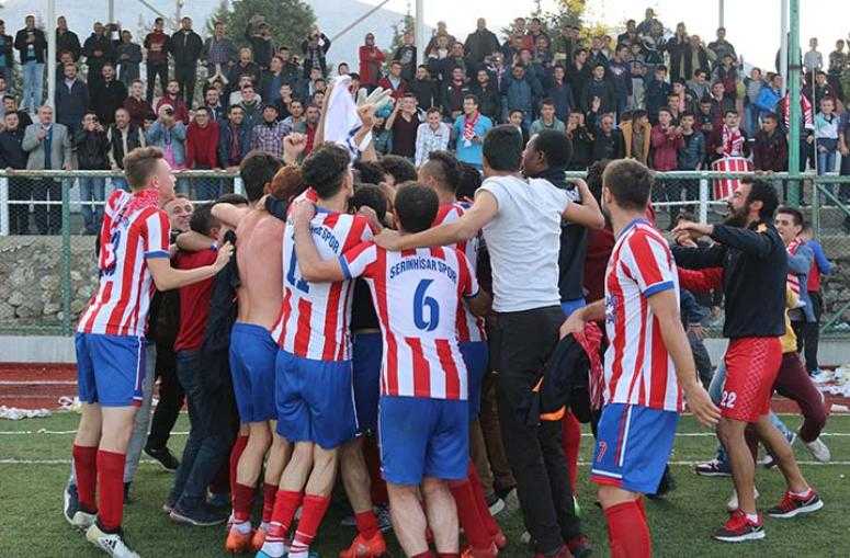 FARKLI SKOR İLE ZİRVE SERİNHİSARSPOR’UN